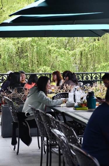 图片包含 前, 桌子, 站, 女人 描述已自动生成