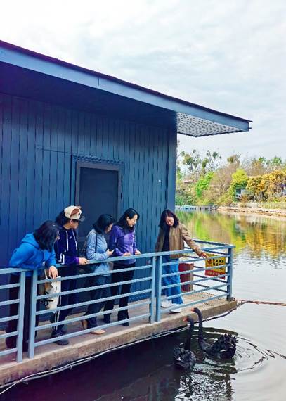 一群人站在船上 描述已自动生成