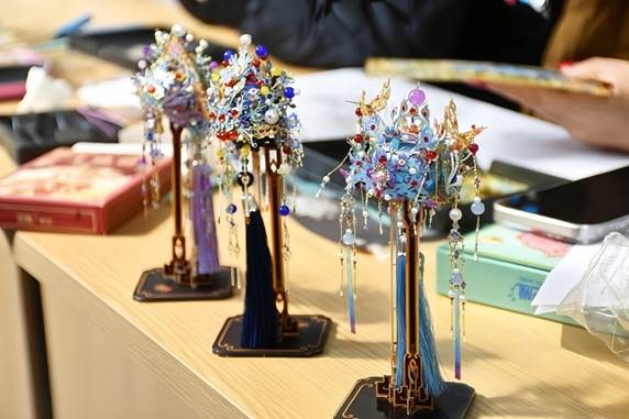 图片包含 室内, 桌子, 人, 蛋糕 描述已自动生成